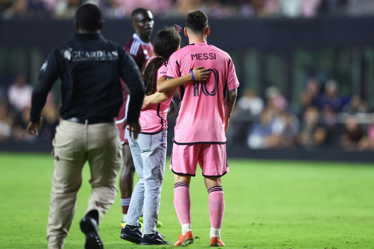 VIDEOS | Nena invadió el campo de juego para sacarse una selfie con Messi