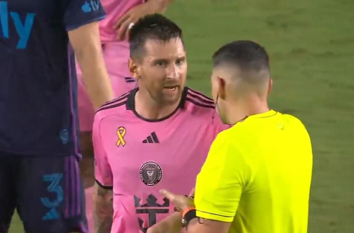 VIDEO | "Hijo de p... mala leche": Messi se calentó con el árbitro y fue amonestado