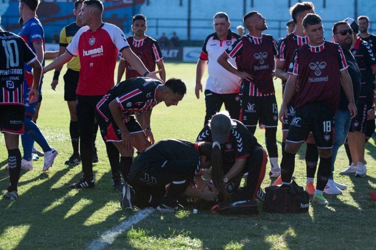VIDEOS Escándalo en Tigre - Chacarita: Le tiraron un botellazo a un jugador y se suspendió