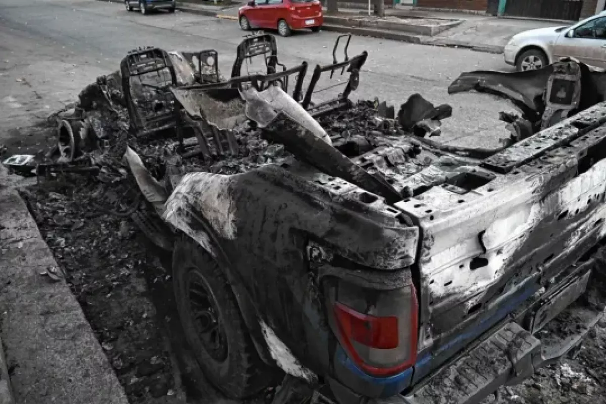 VIDEO | Le prendieron fuego  a propósito a la camioneta de Marcos Rojo y quedó destruída