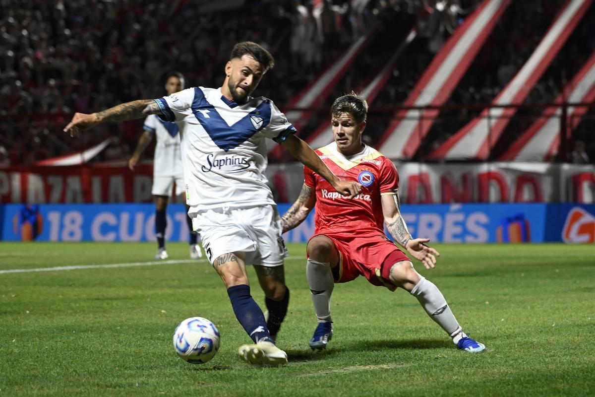 VIDEO | En un final muy polémico, Argentinos se lo empató a Vélez con uno menos