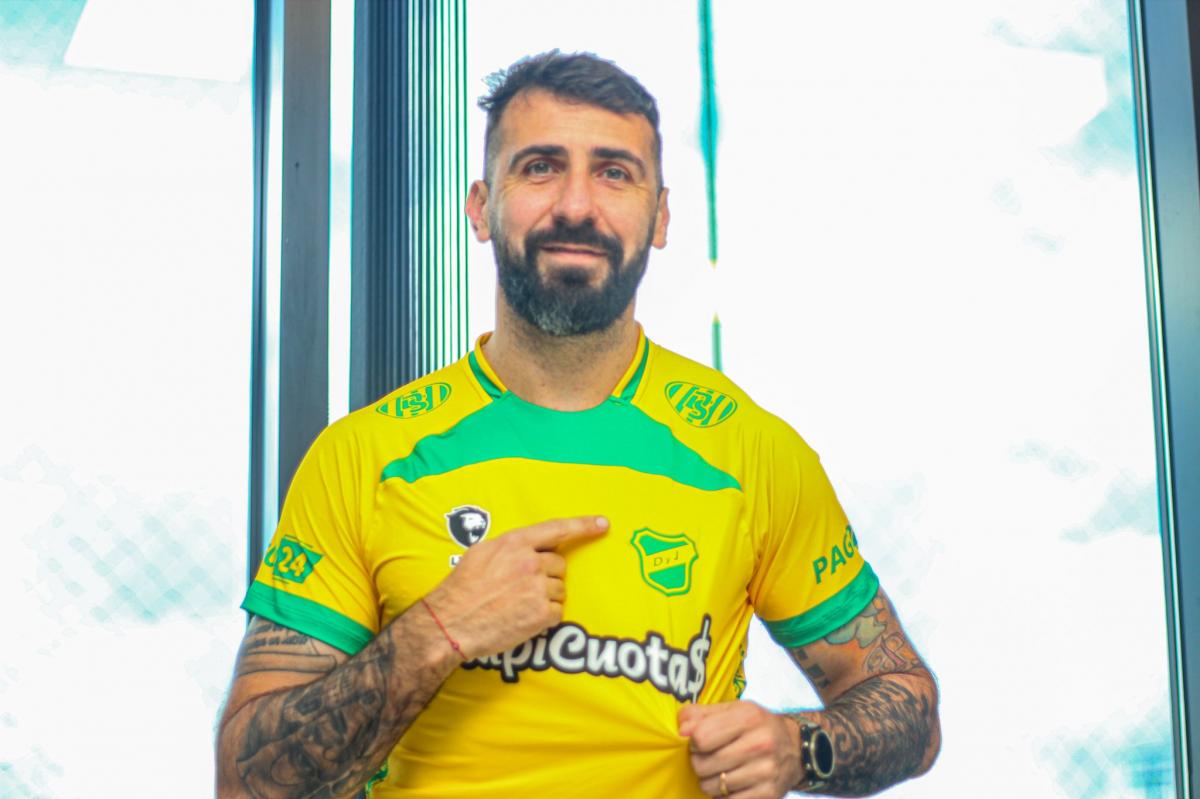 Lucas Pratto fue presentado en sociedad por Defensa y Justicia