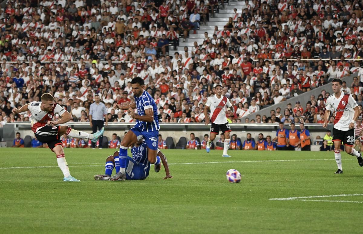 River goleó a Godoy Cruz, ratificó su levantada y se mantiene en la lucha por la punta