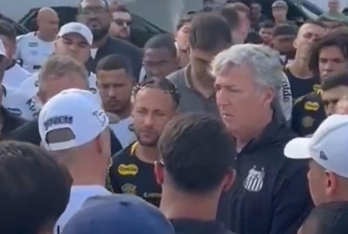 VIDEO | Neymar tuvo que darle explicaciones a la barra del Santos por el pésimo momento del club
