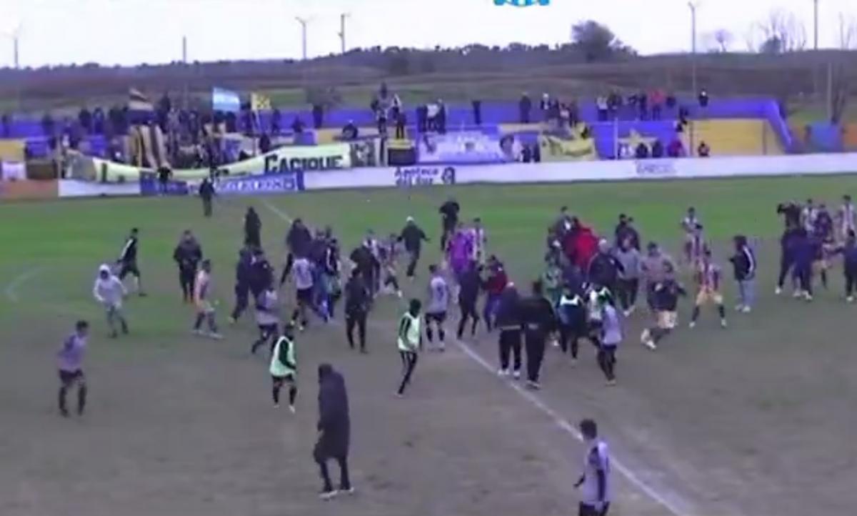 Tras la agresión a Luis Ventura, Victoriano Arenas mostró fotos de sus jugadores golpeados