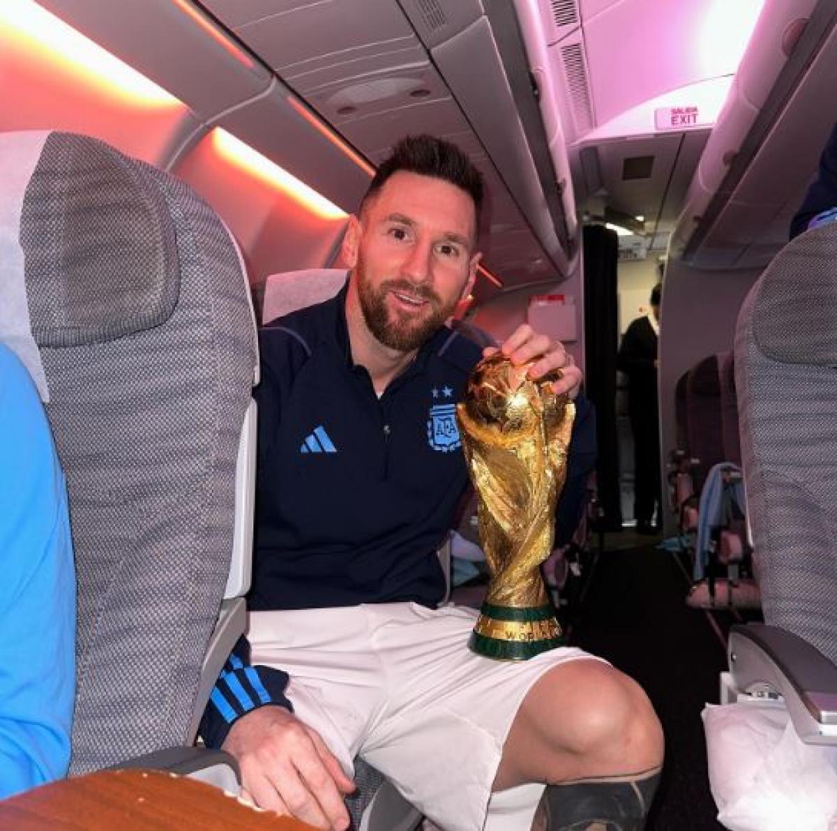 La felicidad de los jugadores junto a la copa del mundo en su regreso triunfal