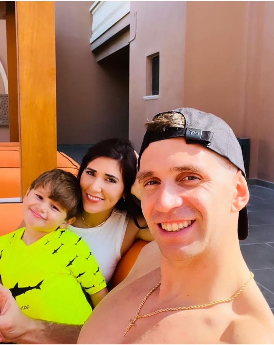 Dibu, sonriente con su esposa y uno de sus hijos. 