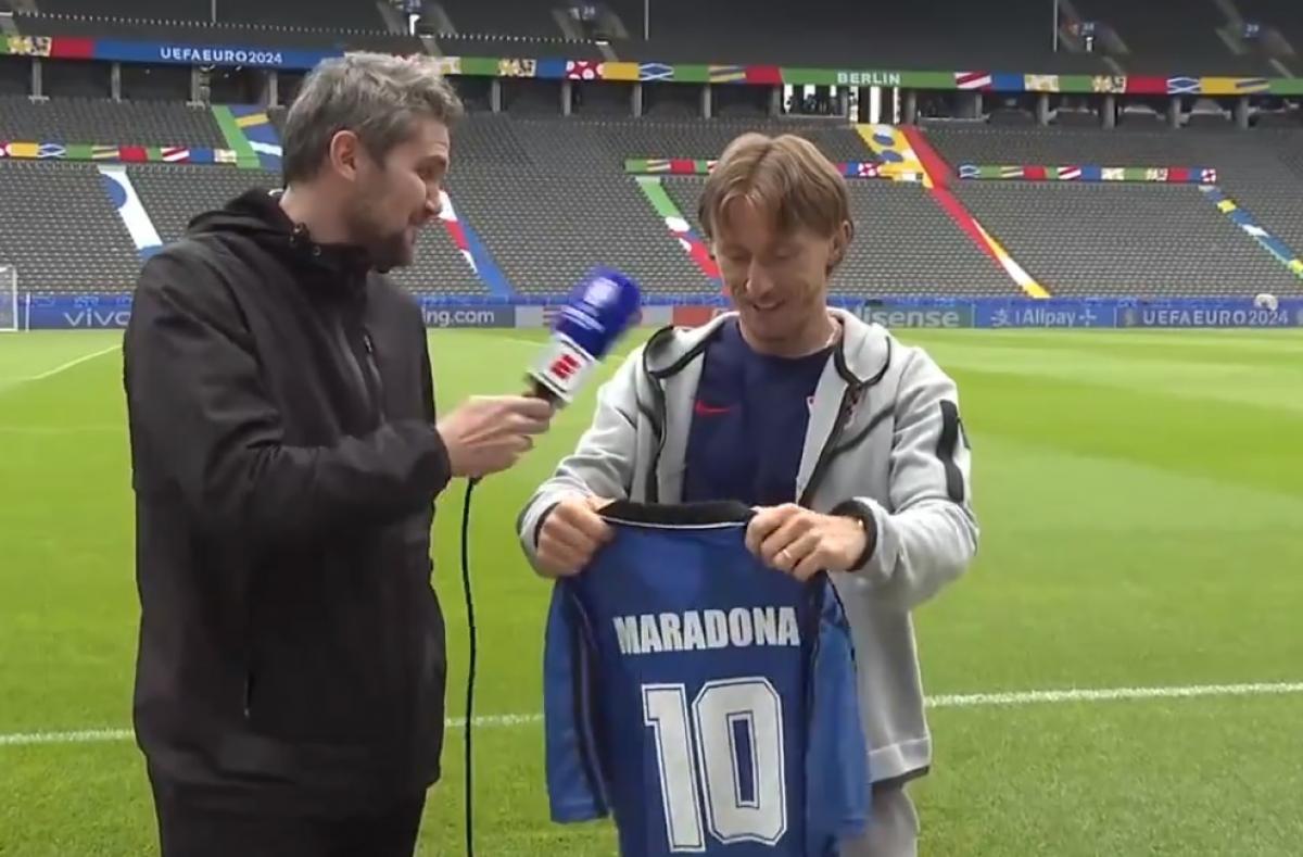 VIDEO | Modric se emocionó cuando le regalaron la camiseta de Maradona