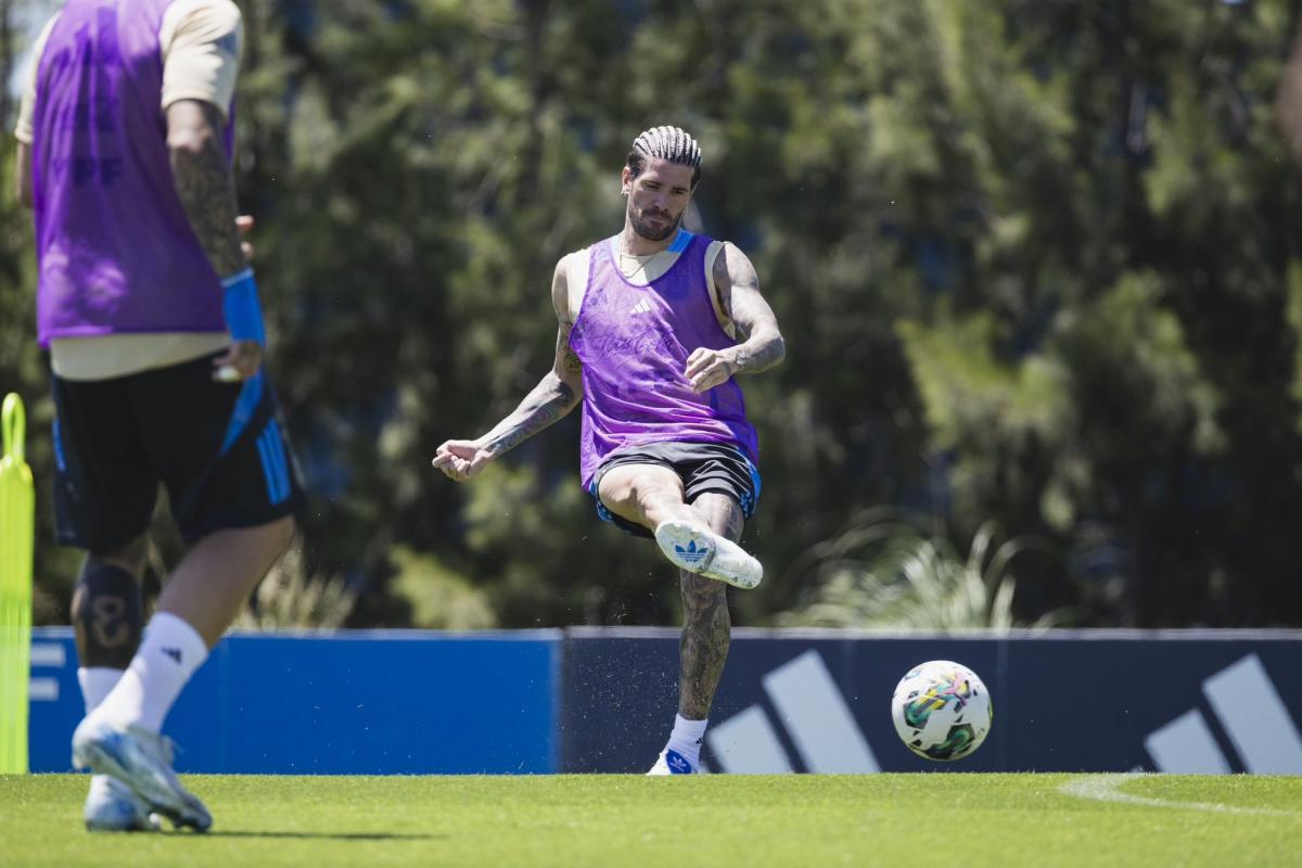 VIDEO | La Selección entrenó con equipo tentativo y viajó a Paraguay