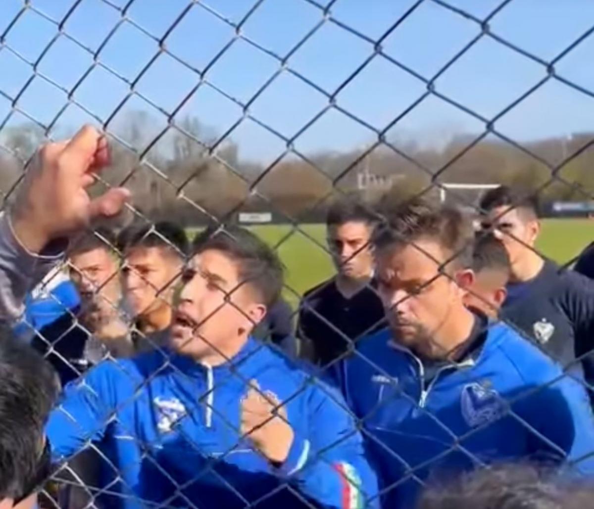 Ante de la asunción de Méndez, el plantel de Vélez recibió la visita de los hinchas