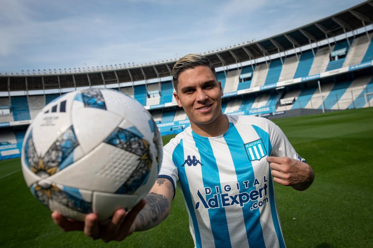 Racing presentó a Juanfer Quintero con una referencia a Boca antes de enfrentarlo por Libertadores