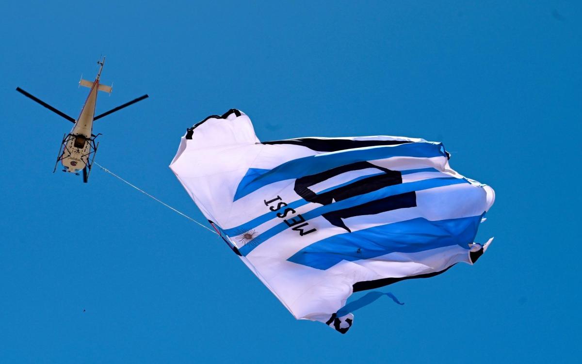 La casaca gigante de Messi, flameando por el cielo rosarino.