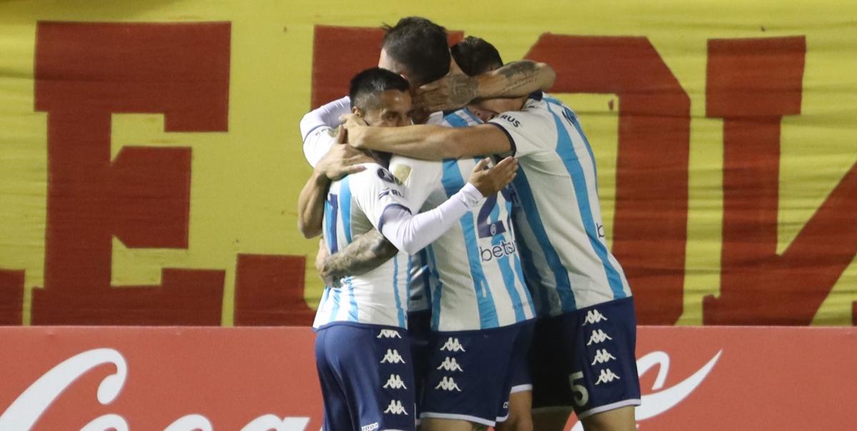 Racing venció al Aucas de Ecuador y quedó cerca de la clasificación a la próxima fase de la Copa Libertadores