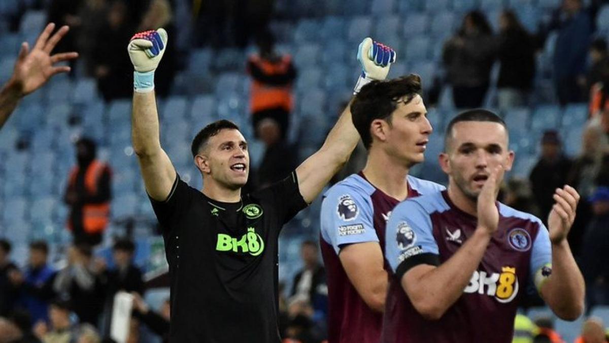 Con Dibu Martínez en el arco, Aston Villa goleó a West Ham sumó su undécimo triunfo seguido de local en Premier League