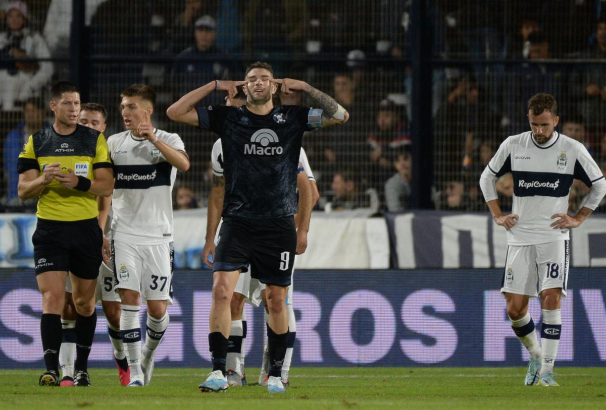 Con doblete de Vegetti, Belgrano vence a Gimnasia en el Bosque