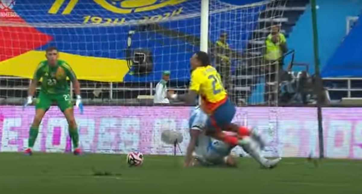 VIDEO | El audio del VAR del penal que le sirvió a Colombia para ganarle a Argentina