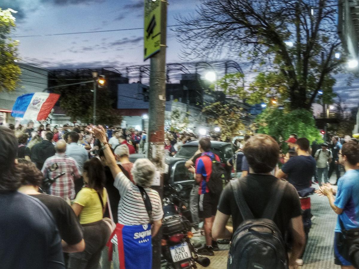 VIDEO | Hinchas de San Lorenzo tomaron la sede de La Plata y exigen la renuncia de Moretti