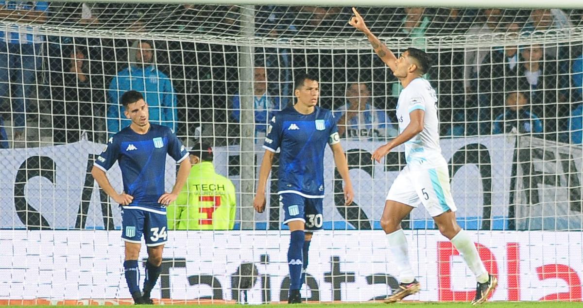 Racing sufrió una dura derrota como local ante Atlético Tucumán y quedó afuera de todo