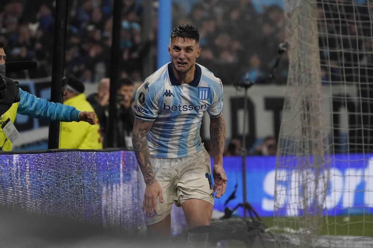 VIDEO | Racing sonríe: a Pardo se le quedó la camioneta, los hinchas empujaron ¡y arrancó!