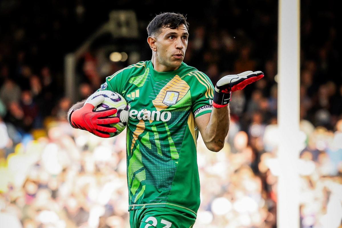 VIDEO | "Dibu" atajó un penal, se besó el escudo del Aston Villa y le tiró un beso a la hinchada del Fulham