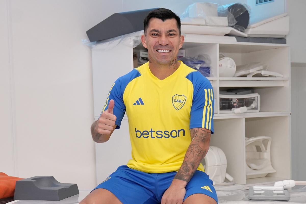 Gary Medel se hizo la revisión médica y ya posó con la camiseta de Boca