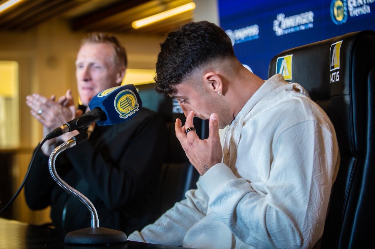 VIDEO | Alejo Véliz se emocionó hasta el llanto en su vuelta a Rosario Central