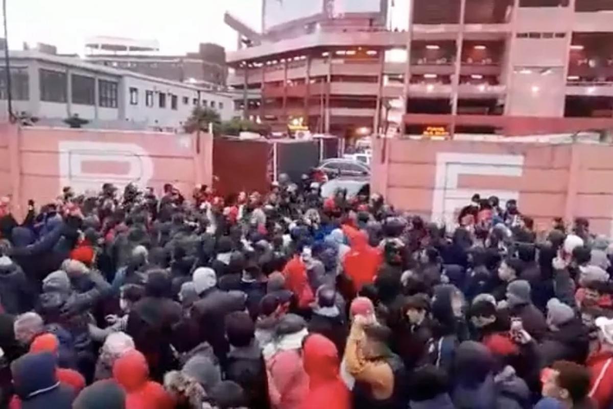 Graves incidentes en el estadio de Independiente.