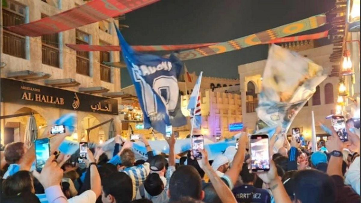 Los argentinos hicieron el último banderazo en Qatar