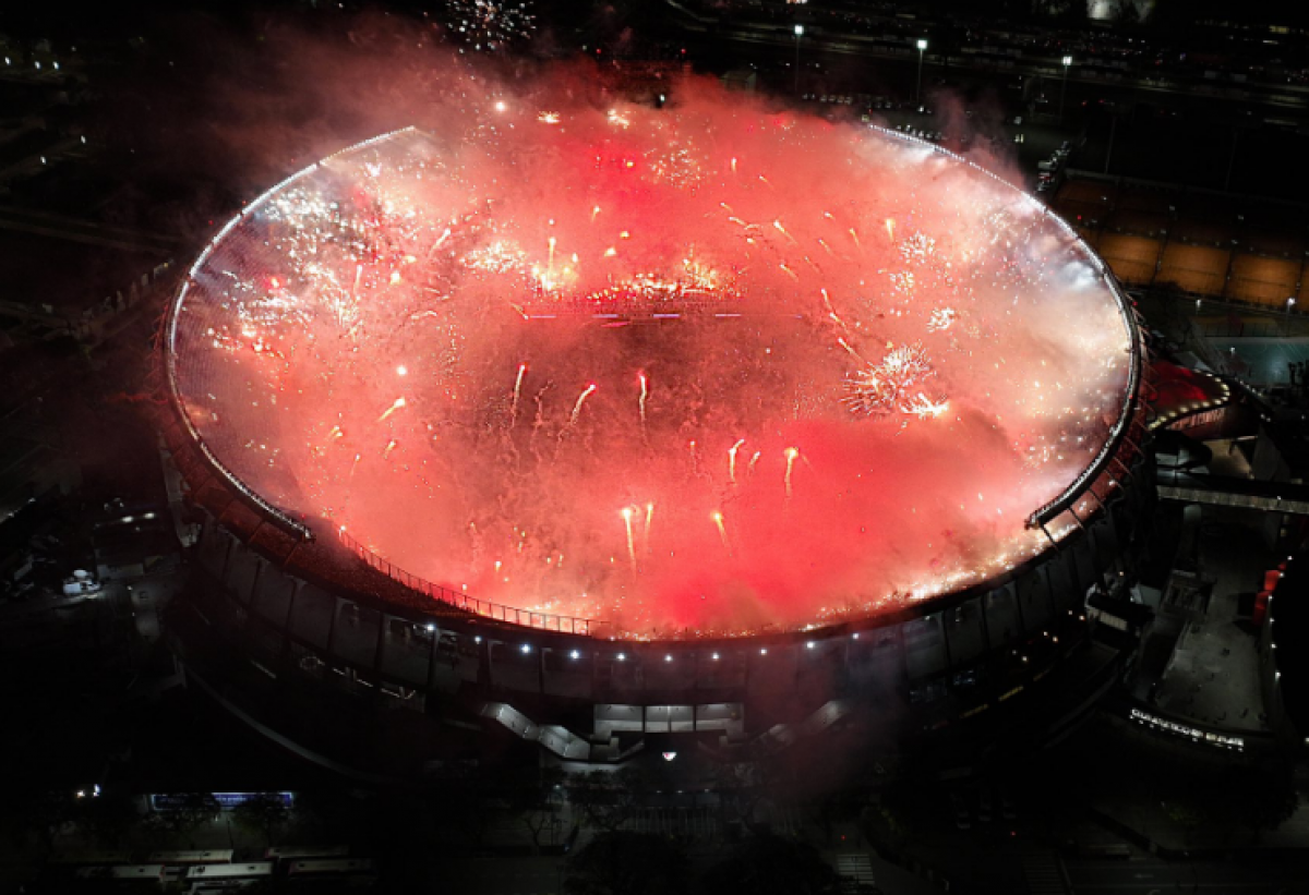 VIDEO | Monumental e histórico recibimiento a River con bengalas y fuegos artificiales