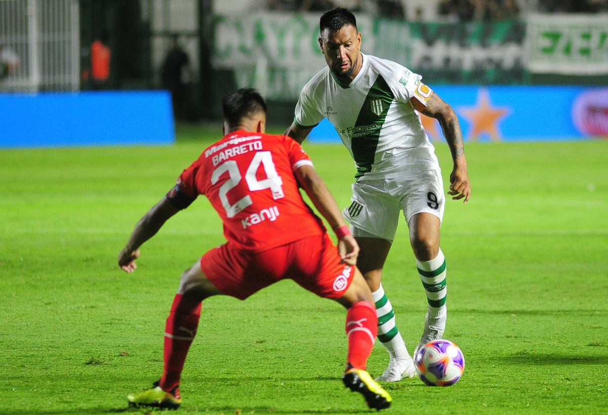 Independiente jugó casi todo el partido con un hombre más y empató, pero mereció perder con Banfield