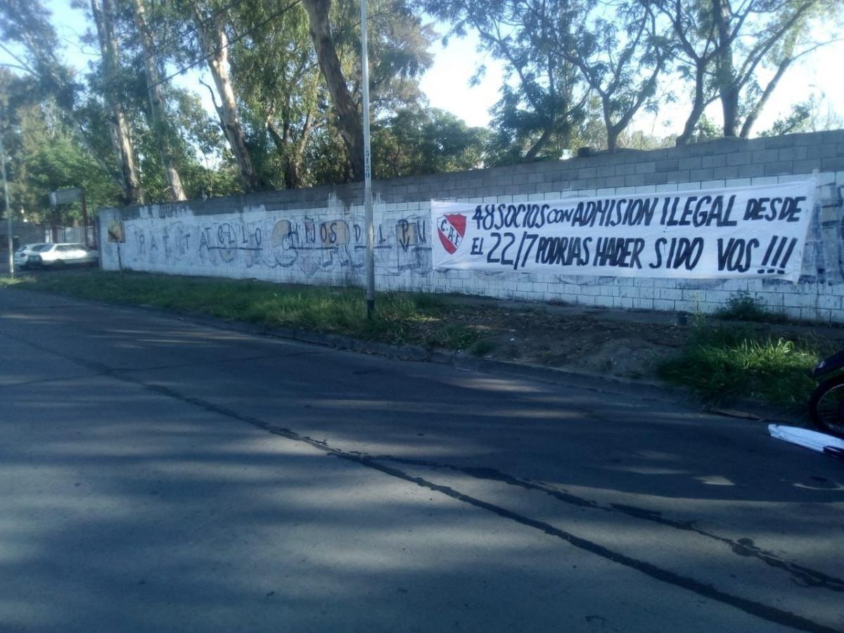 Los pasacalles de socios de Independiente en la previa con Platense: "48 socios con admisión por defender la democracia"