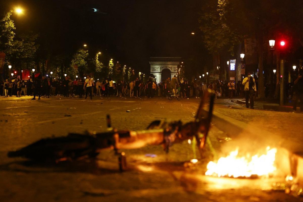 Dos muertos, casi 200 heridos y más de 500 detenidos en una París prendida fuego