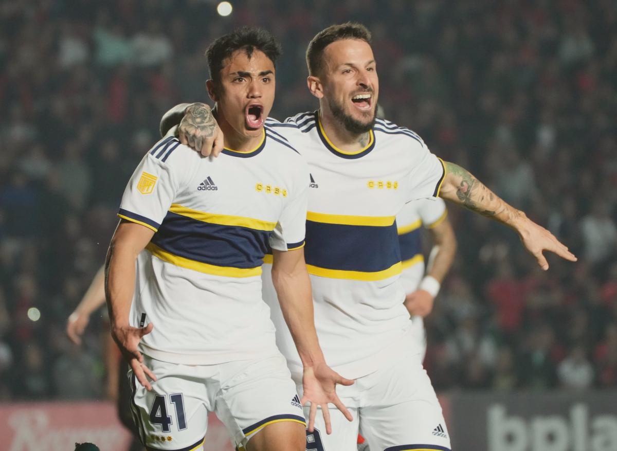 Langoni, celebra junto a Benedetto, el gol del triunfo.