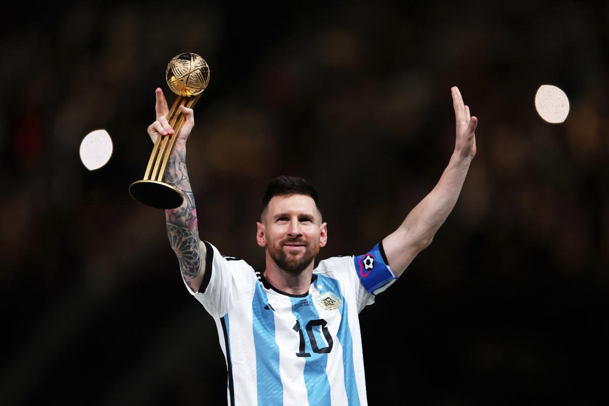 Lionel Messi levantando el trofeo del mejor jugador del Mundial de Qatar.