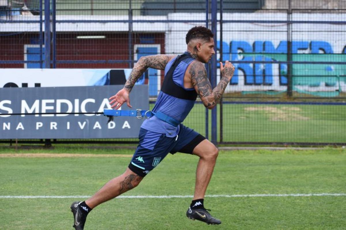 Paolo Guerrero hizo trabajos de campo y cada vez está más cerca de debutar en Racing