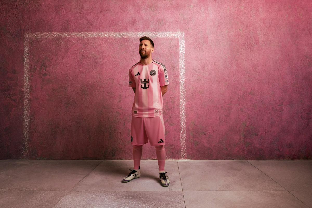 Messi, modelo de la nueva camiseta del Inter MIami con aroma argentino