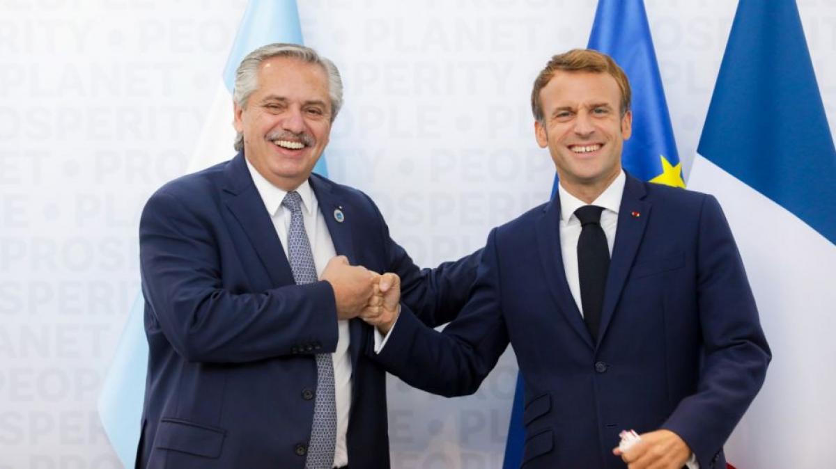 Picaresco cruce entre Alberto y Macron por la final del Mundial