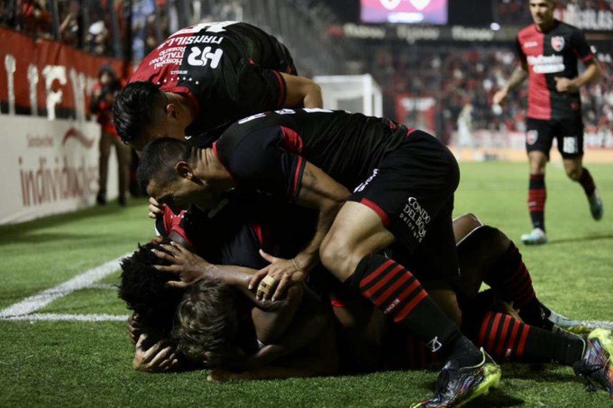 Con uno menos, Newells venció a Banfield