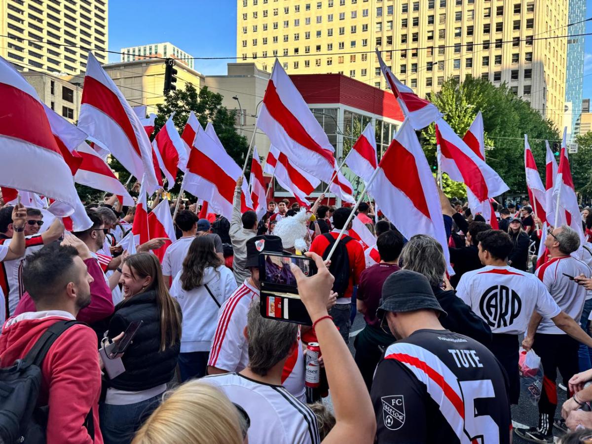 VIDEO | Locura total en el banderazo de River en Seattle