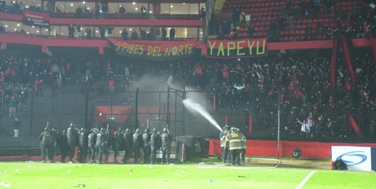 VIDEO | Barbarie total en Colón: hinchas suspendieron el partido con Mitre rompiendo todo