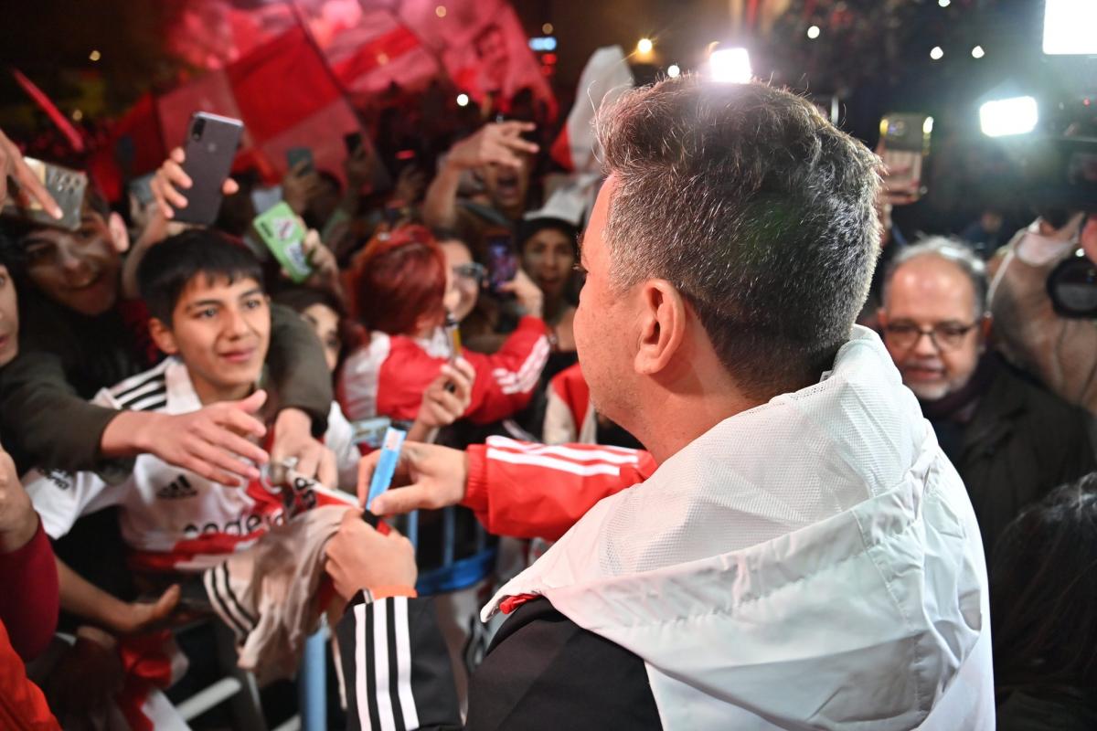 VIDEO | Una multitud recibió a Gallardo y a River en Córdoba de cara a la Copa