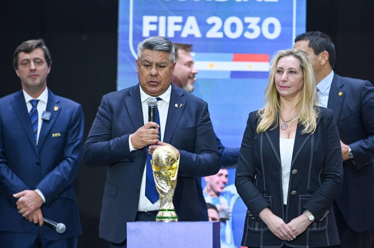 "Chiqui" Tapia y Karina Milei, juntos en el Congreso Extraordinario de la FIFA