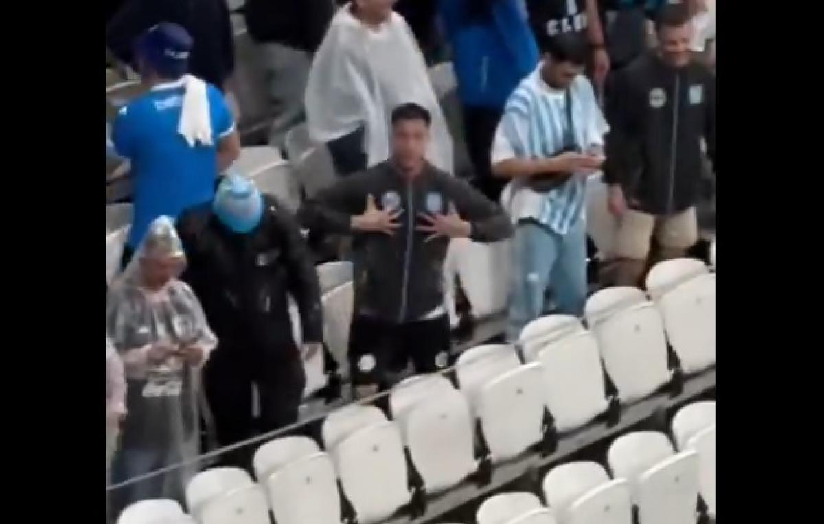 VIDEO | Repudiable gesto racista de hincha de Racing a los de Corinthians