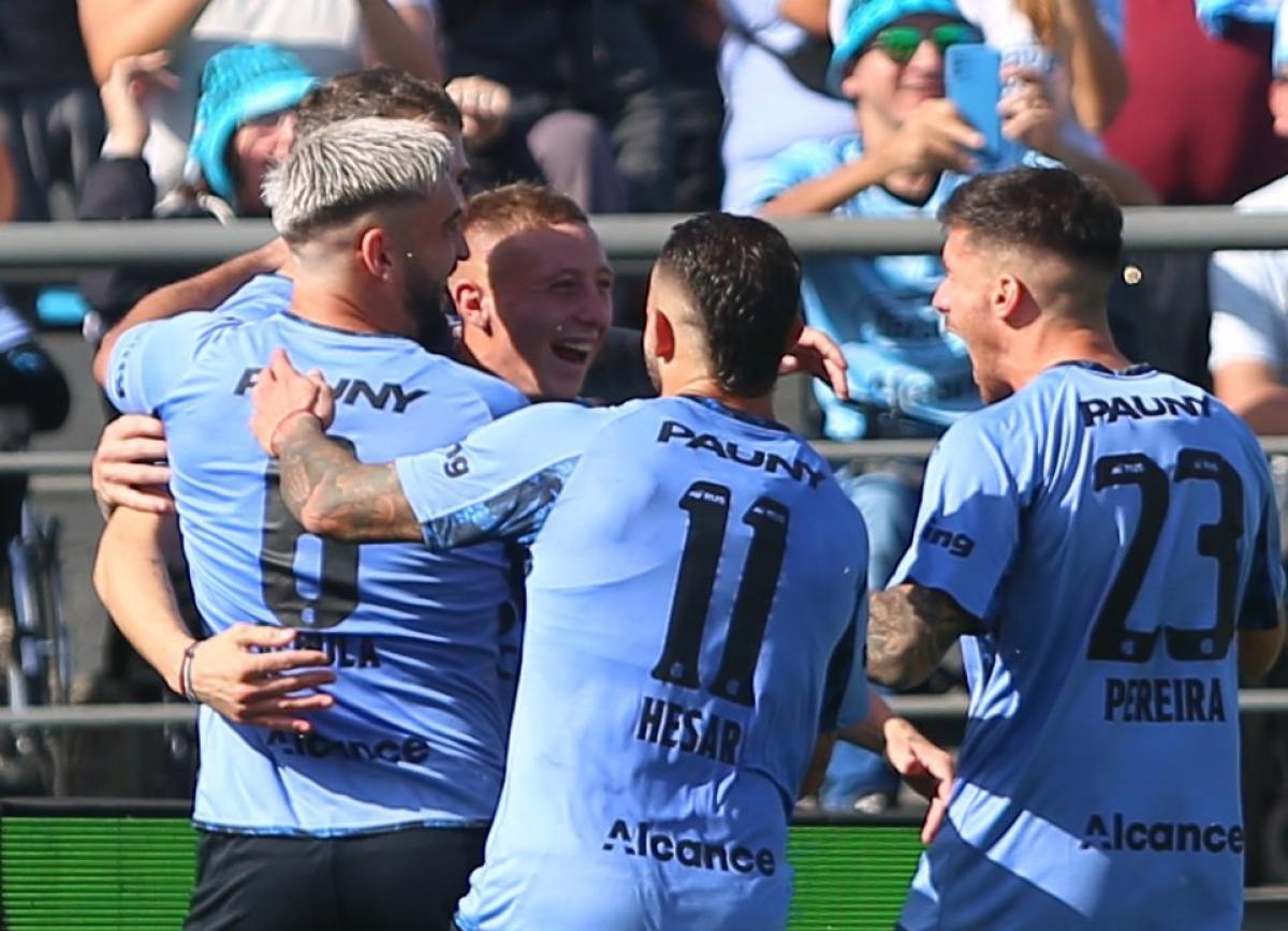 Belgrano le ganó con solvencia a Vélez y sigue con una campaña soñada