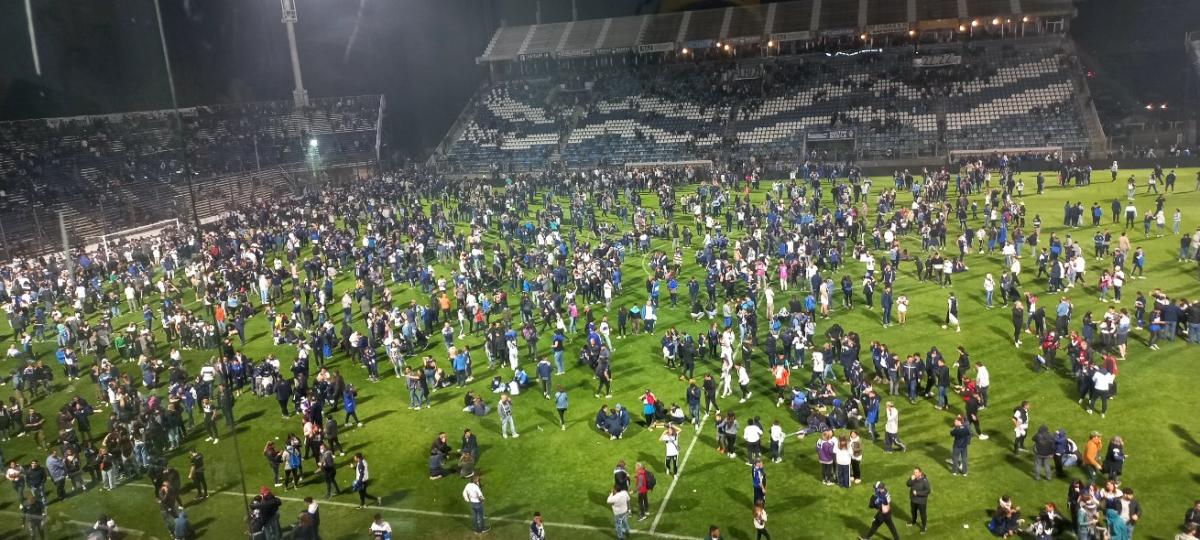 Hinchas invadieron el campo de juego afectados por los gases lacrimógenos.