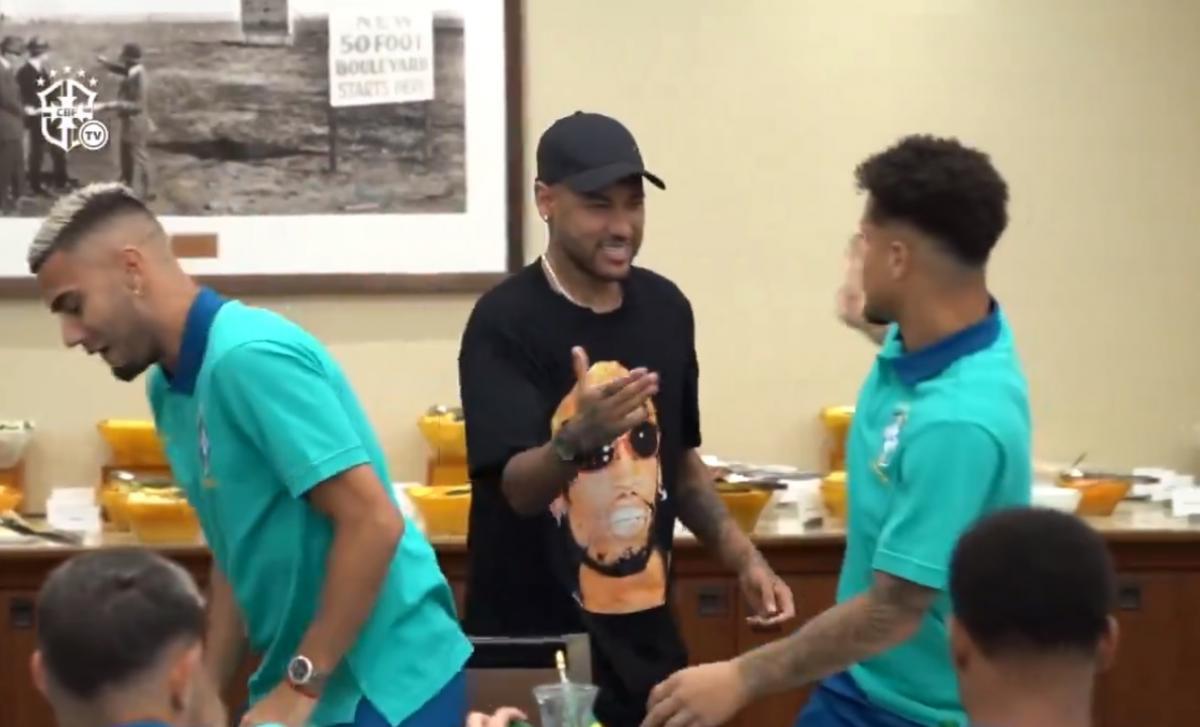 VIDEO | Neymar visitó a la Selección de Brasil en la previa del debut ante Costa Rica