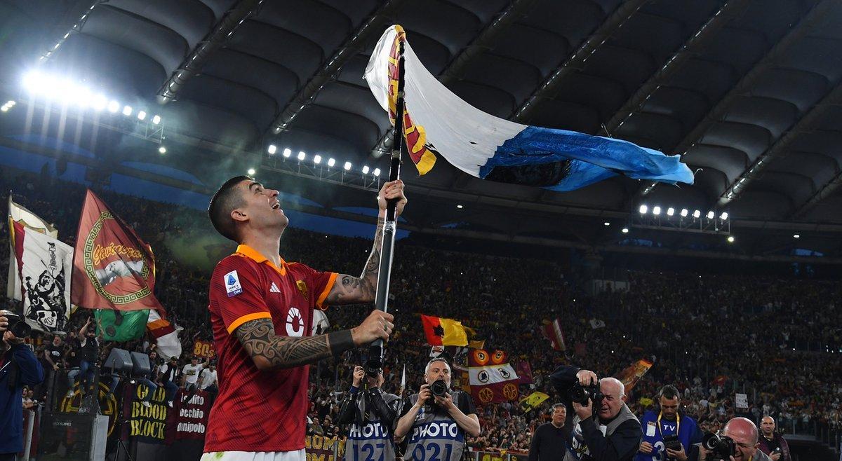 VIDEOS | Jugador de la Roma celebró el triunfo ante Lazio flameando una polémica bandera