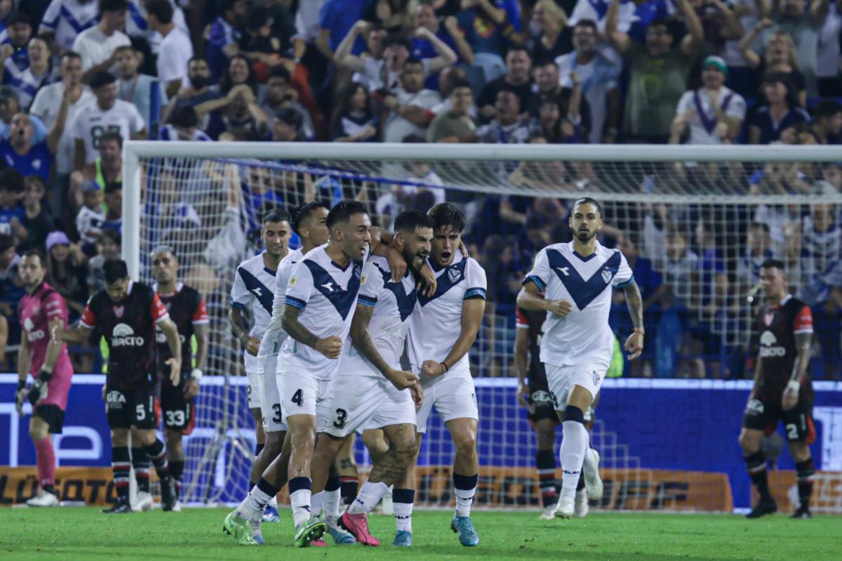 VIDEO | Vélez metió el tercero al hilo y es el único líder de la Zona A