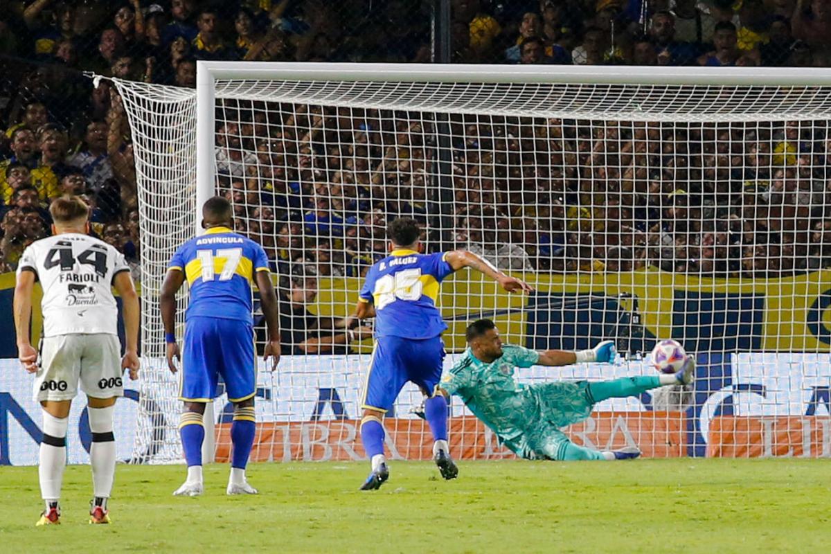 Boca no pudo con Central Córdoba SE y Chiquito Romero atajó un penal.