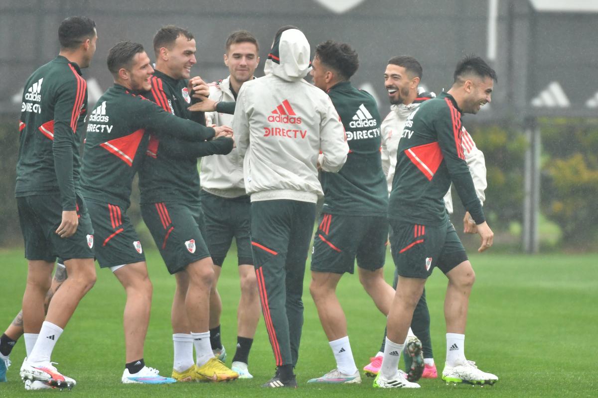 Tras los rumores de ruptura, el plantel de River se mostró entre risas en la práctica lluviosa del jueves.